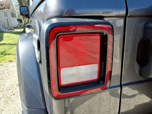 Used 2021 Jeep Wrangler Unlimited Sahara AWD/4WD image 29