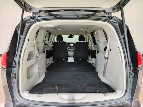 Used 2023 Chrysler Voyager LX FWD image 15