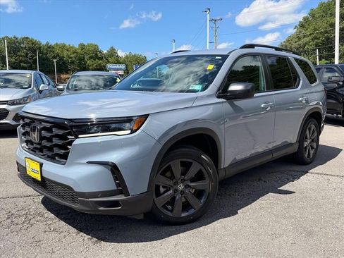 Used 2025 Honda Pilot Sport image 2