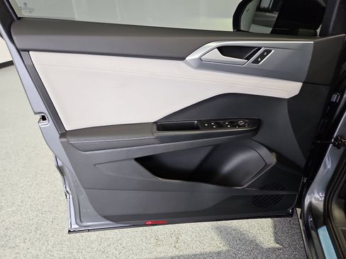 Certified 2025 Volkswagen Taos SE FWD image 15