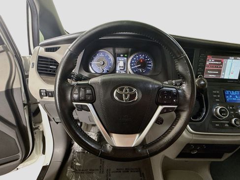 Used 2020 Toyota Sienna XLE w/ XLE Navigation Package FWD image 13