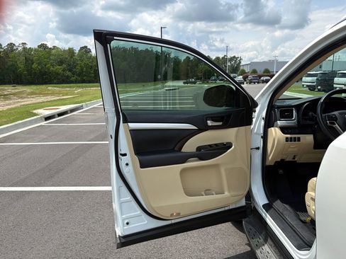 Used 2019 Toyota Highlander XLE FWD image 15