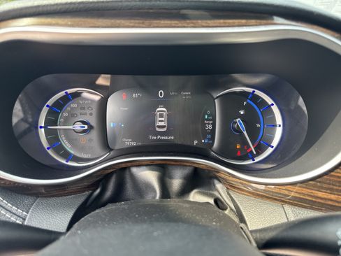 Used 2023 Chrysler Pacifica Limited FWD image 13