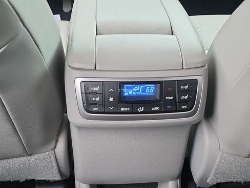 Used 2019 Toyota Highlander Limited Platinum AWD/4WD image 19