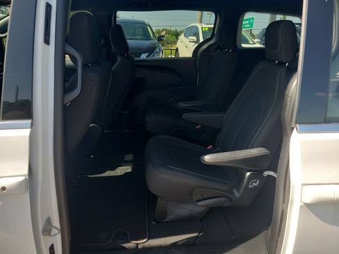 Used 2024 Chrysler Pacifica Touring FWD image 9