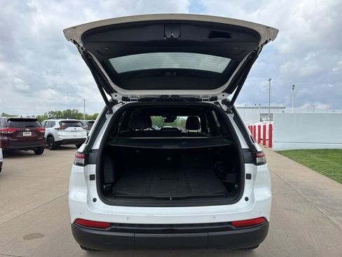 Used 2023 Jeep Grand Cherokee Altitude AWD/4WD image 9