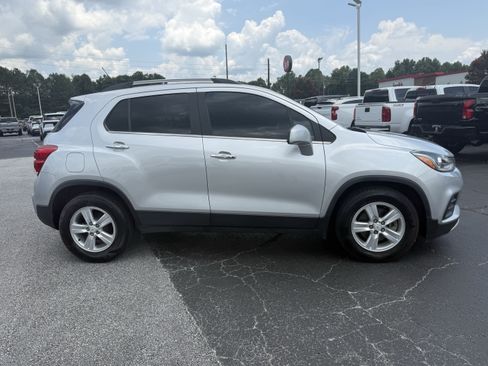 Used 2017 Chevrolet Trax LT w/ LT Convenience Package FWD image 9