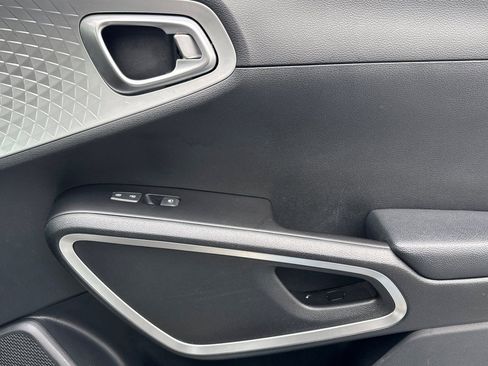 Used 2023 Kia Soul LX w/ LX Technology Package image 18