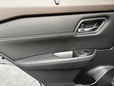 Used 2022 Nissan Rogue Platinum w/ Head-Up Display Package image 31