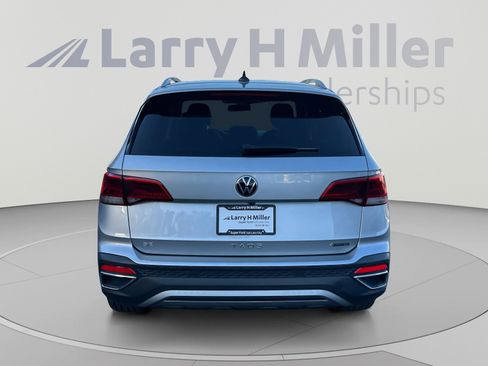 Used 2022 Volkswagen Taos SE FWD image 4