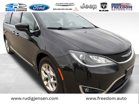Used 2018 Chrysler Pacifica Touring-L Plus FWD image 7