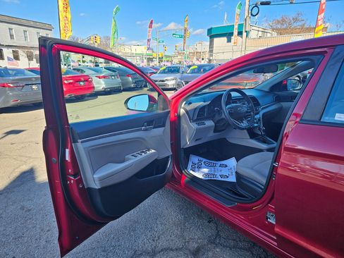 Used 2019 Hyundai Elantra SEL image 9