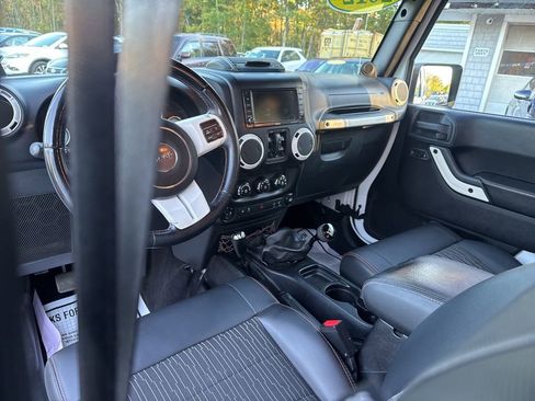 Used 2012 Jeep Wrangler Unlimited Sahara image 37