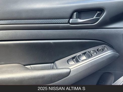 Used 2025 Nissan Altima 2.5 S FWD image 13