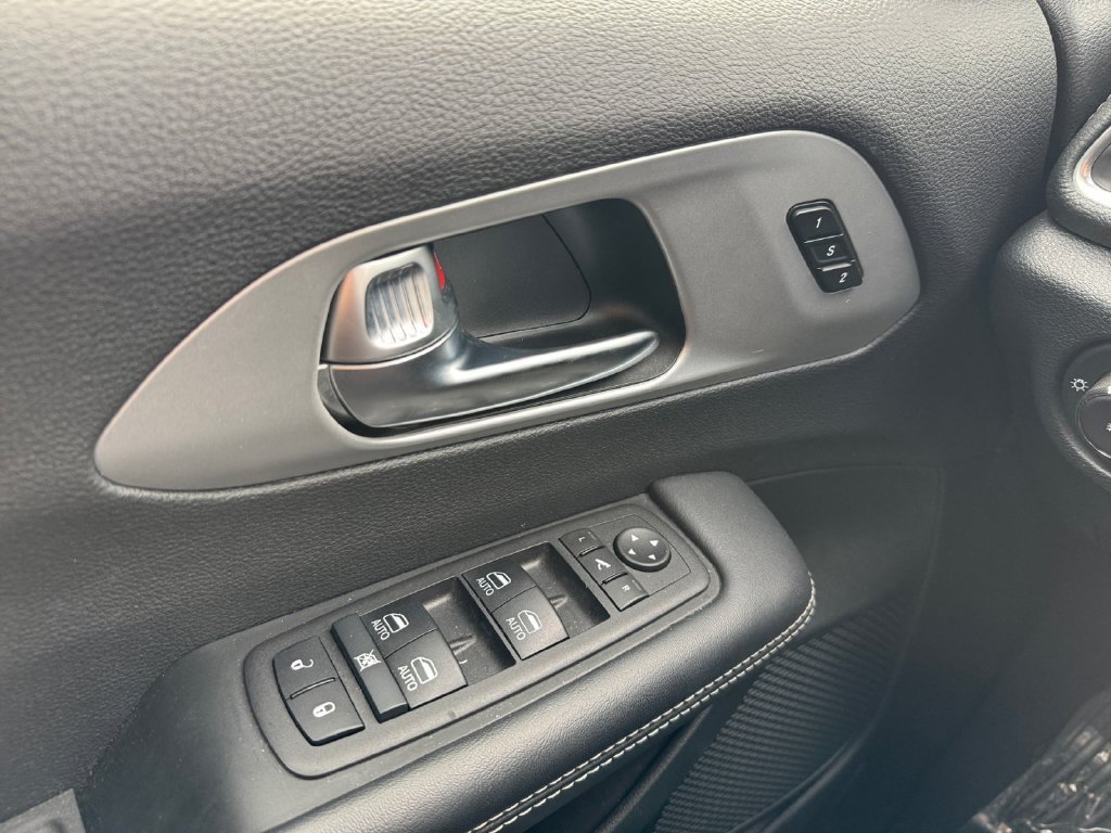 Used 2025 Chrysler Pacifica Limited FWD image 11