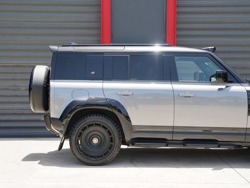 Used 2023 Land Rover Defender 110 X-Dynamic SE AWD/4WD image 4