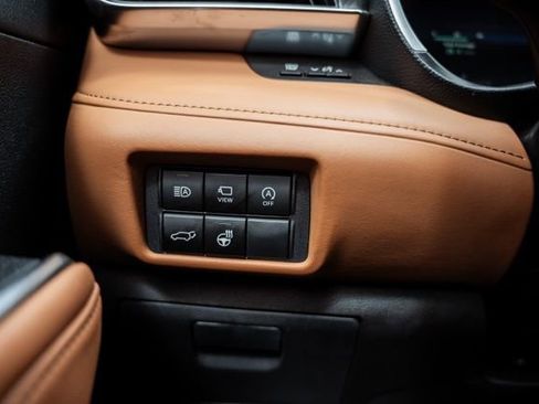 Used 2024 Toyota Highlander Platinum image 18