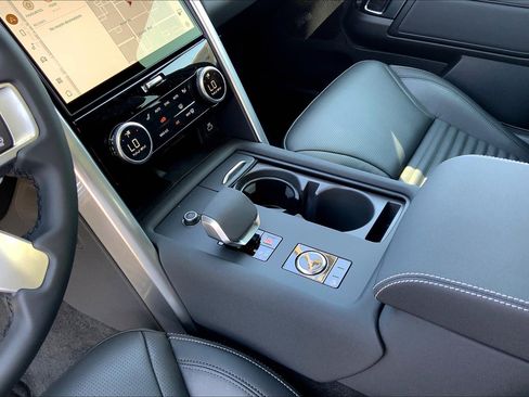 New 2025 Land Rover Discovery Dynamic SE image 10