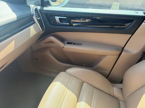 Used 2021 Porsche Cayenne AWD/4WD image 31