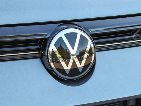 Used 2025 Volkswagen Taos SE image 5