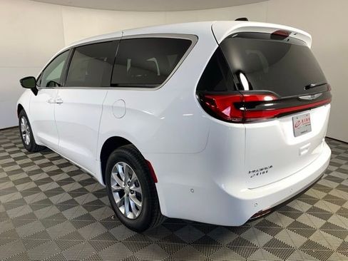New 2026 Chrysler Pacifica Select image 4