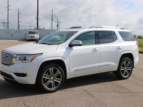 Used 2019 GMC Acadia Denali w/ Technology Package FWD image 2