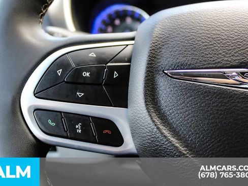 Used 2024 Chrysler Pacifica Touring-L FWD image 29
