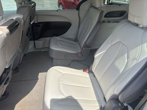 Used 2017 Chrysler Pacifica Touring-L Plus image 12