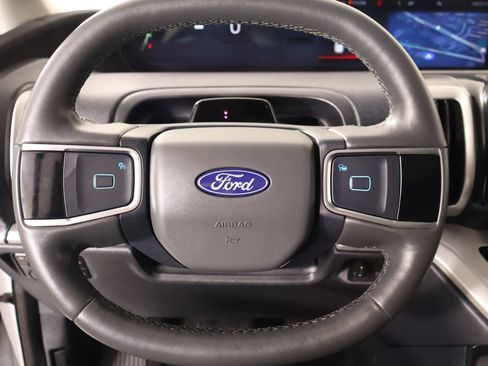 Used 2025 Ford Expedition Active AWD/4WD image 3