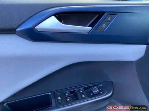 Used 2023 Volkswagen Taos SE w/ Panoramic Sunroof Package image 24