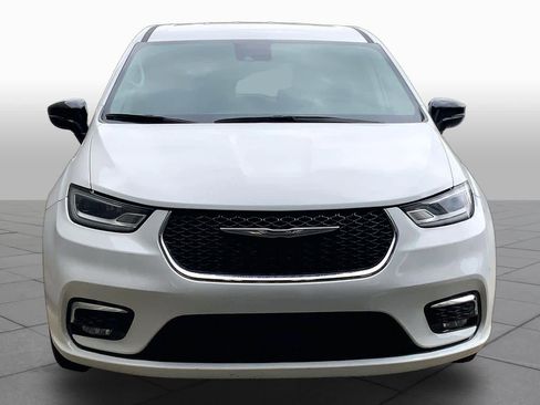 Used 2024 Chrysler Pacifica Limited FWD image 4
