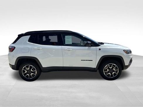 Used 2025 Jeep Compass Trailhawk AWD/4WD image 10