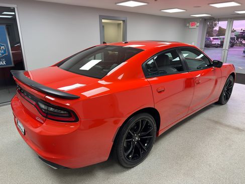 Used 2018 Dodge Charger SXT w/ Blacktop Package image 3