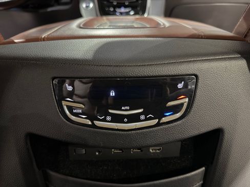 Used 2019 Cadillac Escalade ESV Premium Luxury RWD image 28