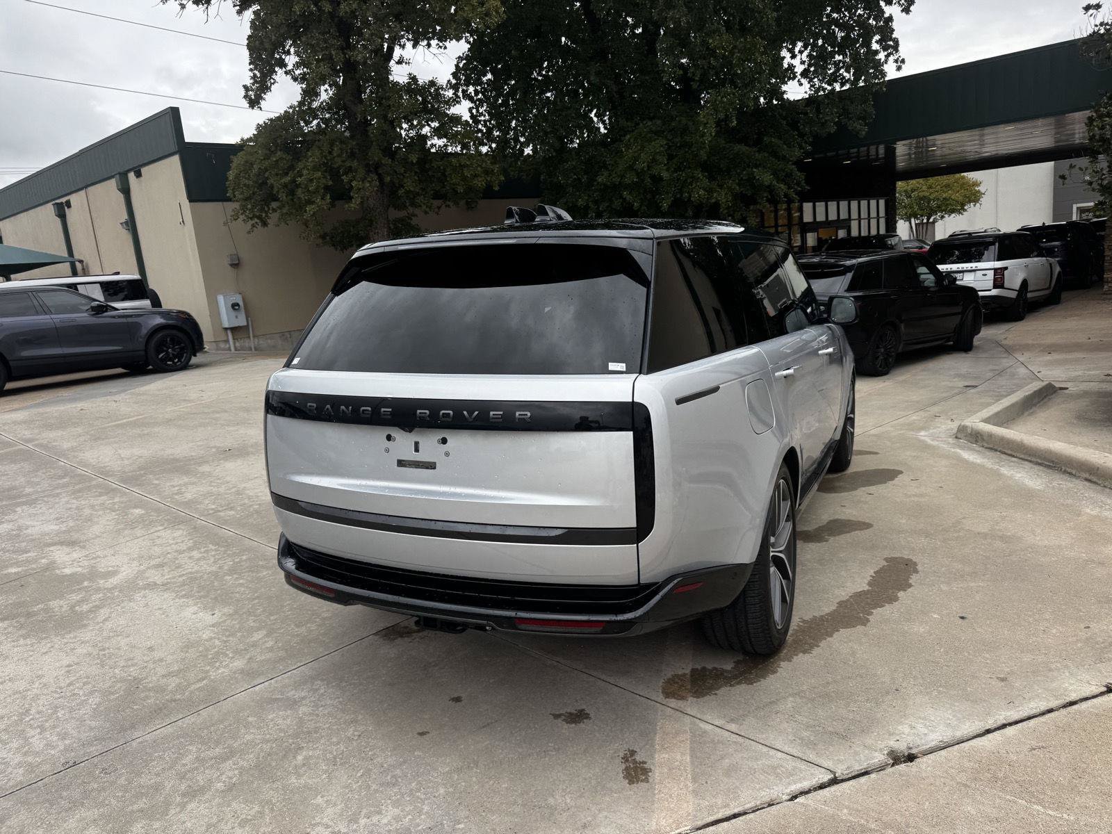 Certified 2025 Land Rover Range Rover Long Wheelbase SE AWD/4WD image 9