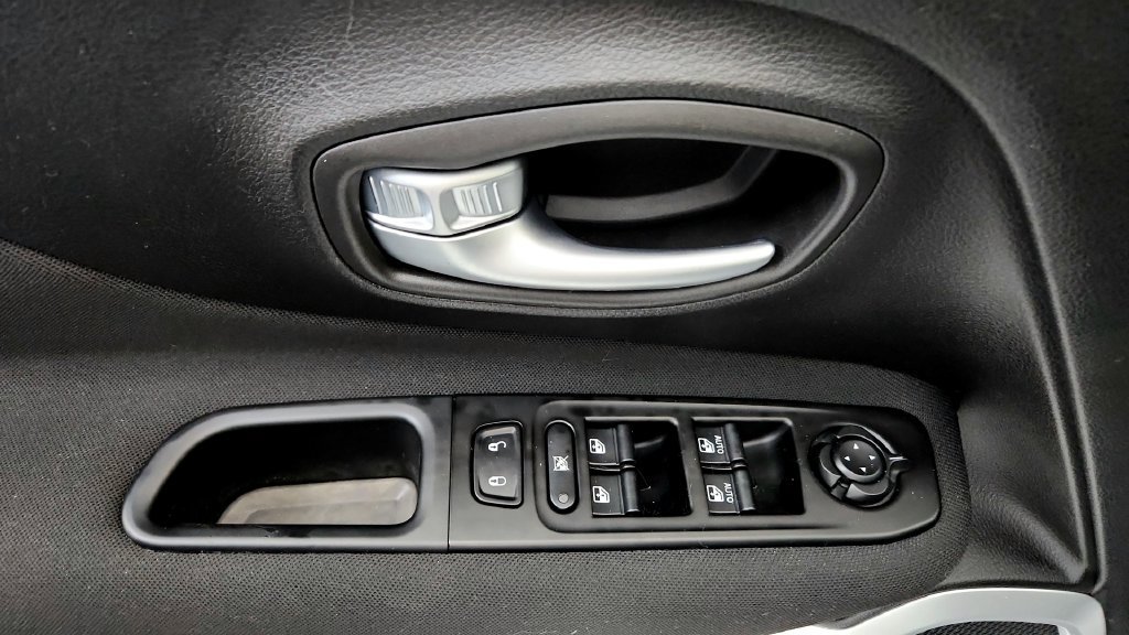 Used 2021 Jeep Renegade Latitude w/ Convenience Group AWD/4WD image 23