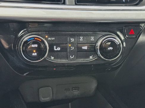 Used 2025 Chevrolet Trax LT w/ LT Convenience Package FWD image 18