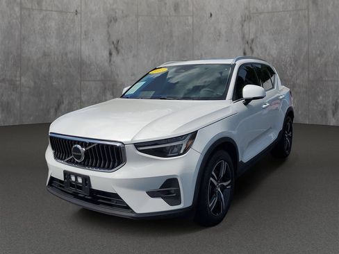 Used 2023 Volvo XC40 B5 Plus AWD/4WD image 3