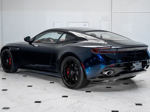 Used 2023 Aston Martin DB11 Coupe image 2