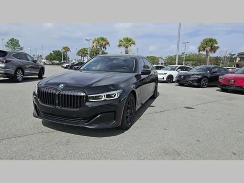 Used 2022 BMW 740i w/ Premium Package image 35
