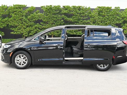 Used 2024 Chrysler Pacifica Touring-L FWD image 8