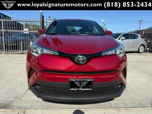 Used 2018 Toyota C-HR XLE FWD image 2