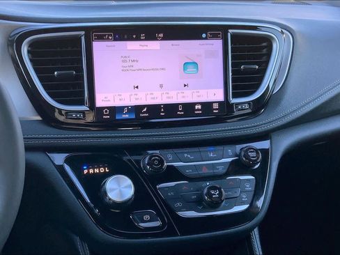 Used 2025 Chrysler Pacifica Limited image 7