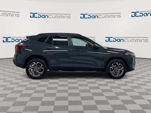 Used 2025 Chevrolet Trax LT w/ LT Convenience Package image 9