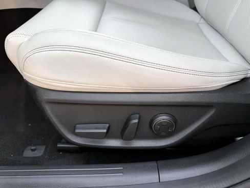 Certified 2025 Genesis G70 2.5T AWD/4WD image 16