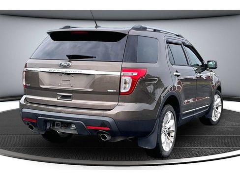 Used 2015 Ford Explorer XLT w/ Equipment Group 202A AWD/4WD image 17