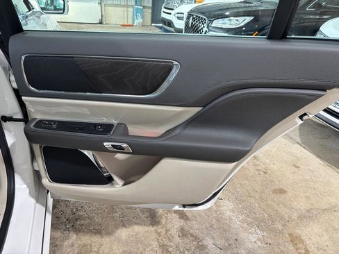 Used 2017 Lincoln Continental Select w/ Technology Package image 14