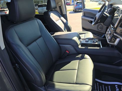 Used 2024 Ford Expedition XLT image 26