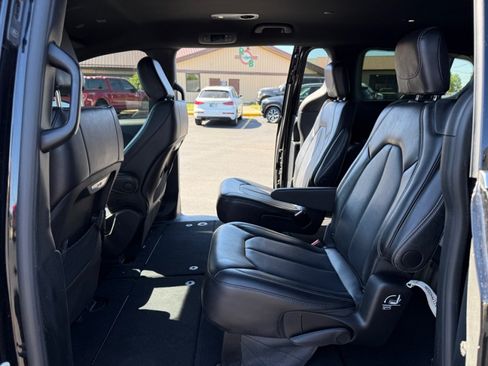 Used 2025 Chrysler Pacifica Select FWD image 27