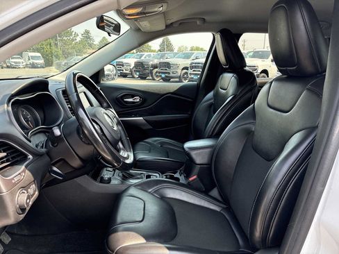 Used 2019 Jeep Cherokee Latitude Plus AWD/4WD image 13